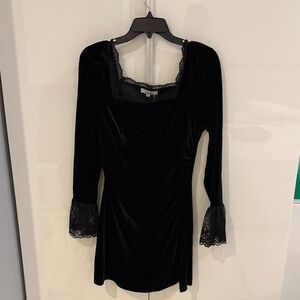 RIHOAS Black Velvet Mini Dress with Lace Cuffs